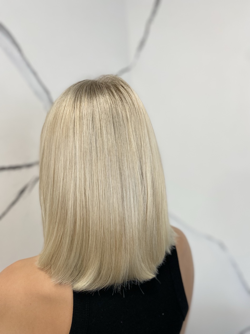 Popelavý platinový blond, rovné mikádo