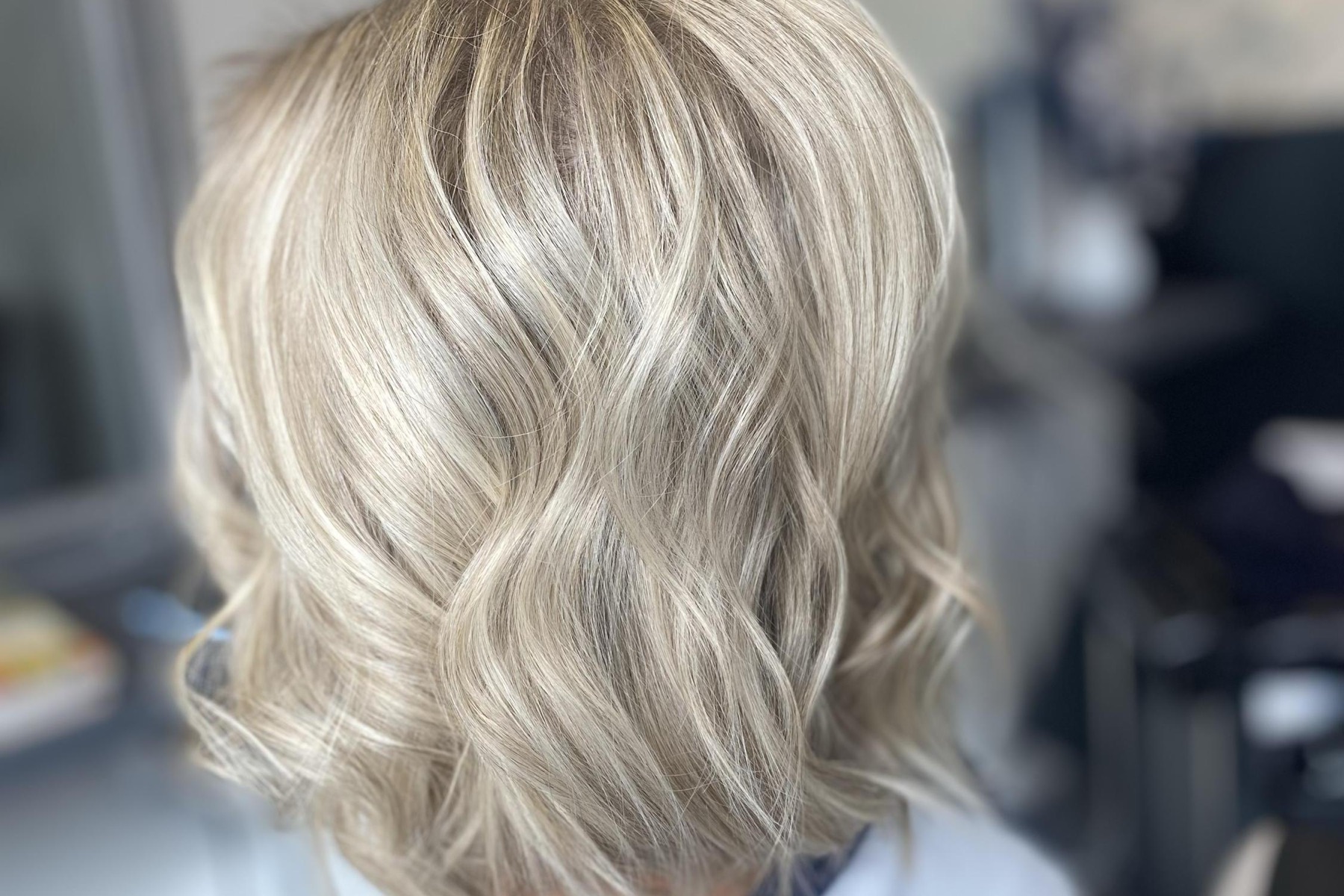 Popelavý blond do vln