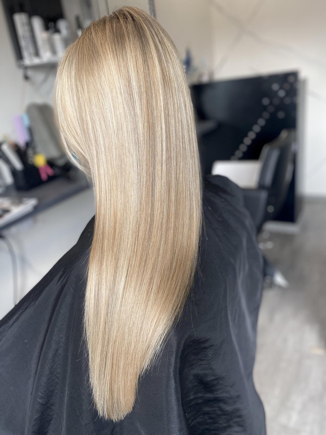 Dlouhé vlasy s blond balayage narovnané do hladka
